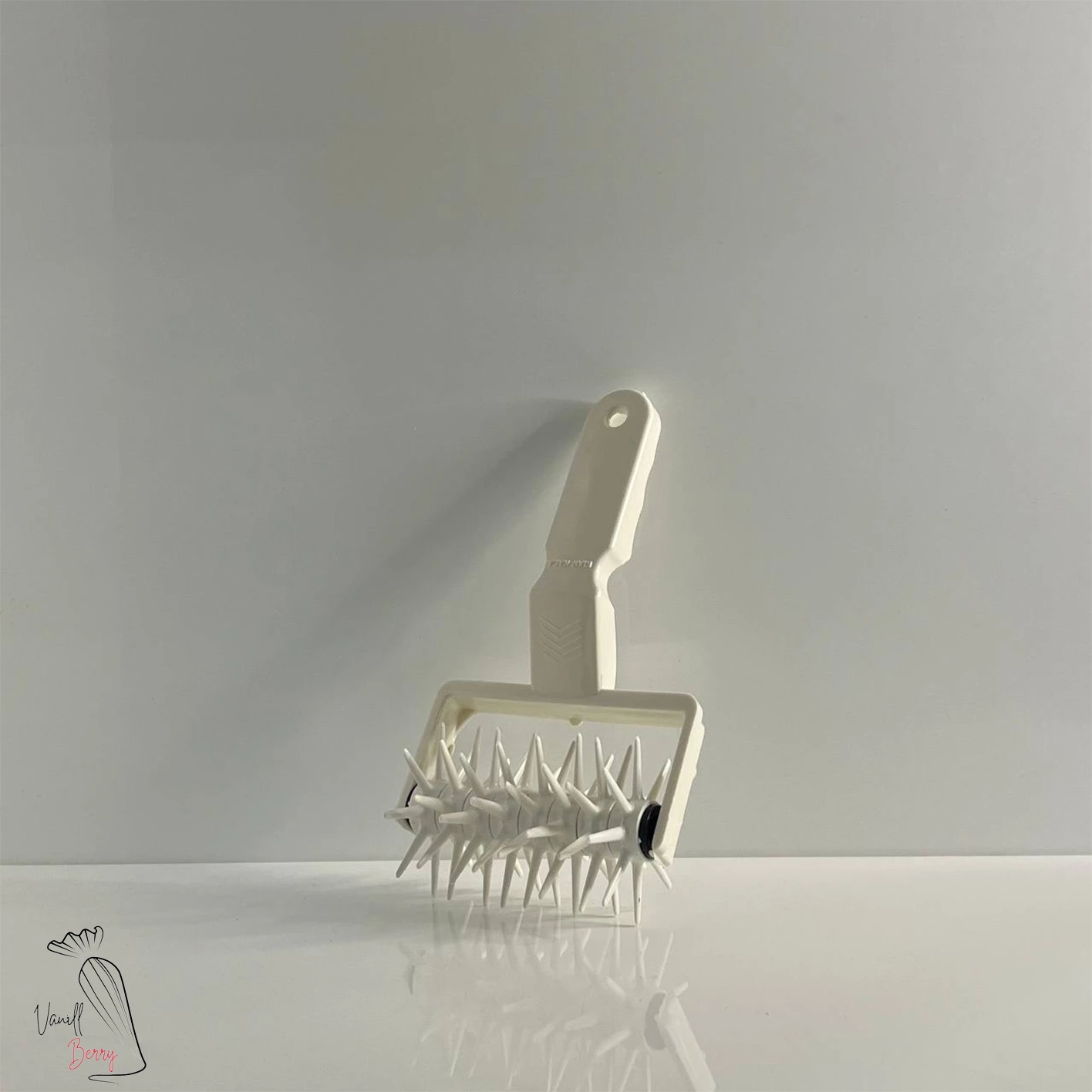 غلتک سوراخ کن|غلتک سرخ کن کیک|غلتک سوراخ کن وانیلابری|غلتک سوراخ کن وانیلابری شیرینی پزی|غلتک سوراخ کن لوازم قنادی وانیلابری|وانیلابری غلتک سوراخ کن|غلتک سوراخ کن وانیلابری|ابزار شیرینی پزی غلتک سوراخ کن وانیلابری